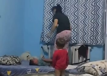 Бүлдіршінді батареяға байлап сабаған: Әйел аналық құқығынан айырылуы мүмкін