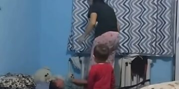 Бүлдіршінді батареяға байлап сабаған: Әйел аналық құқығынан айырылуы мүмкін