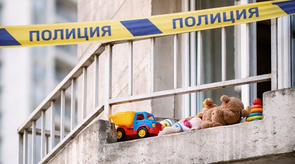 Безбүйрек ана екі баласын бесінші қабаттан лақтырып жіберді