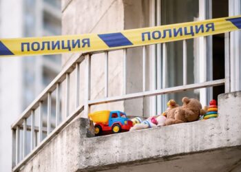 Безбүйрек ана екі баласын бесінші қабаттан лақтырып жіберді