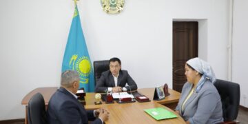 Аудан әкімі жеке мәселелері бойынша тұрғындарды қабылдады