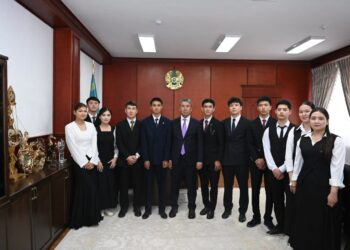 Аудан әкімі мектеп бітіруші түлектерге ашық есік күнін өткізді