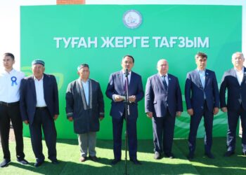 Түлектер тарту ретінде Аманкелді ауылының кіреберісіне жаңа қақпа орнатты