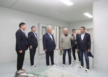 Аудан әкімі түйе сүтінен құрғақ ұнтақ шығаратын зауыт жұмысымен танысты