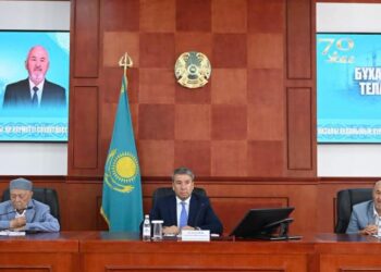 Қазалы ауданының басшысы Телағыс Бұхарбайды 70 жас мерейтойымен құттықтады