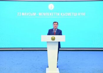 Мемлекеттік қызметші күні: үздіктер марапатталып, жас мамандар ант қабылдады