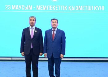 Аудан әкімі Алмасбек Есмахановқа «Үздік мемлекеттік қызметші» төсбелгісі табысталды