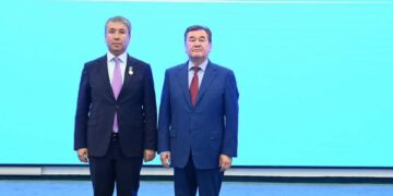 Аудан әкімі Алмасбек Есмахановқа «Үздік мемлекеттік қызметші» төсбелгісі табысталды