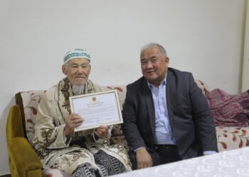 Арал ауданының әкімі ардагер журналистке құрмет көрсетті