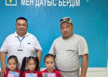 Қазалыдағы егіздер ауылында үлгілі әке үшемдермен келіп дауыс берді